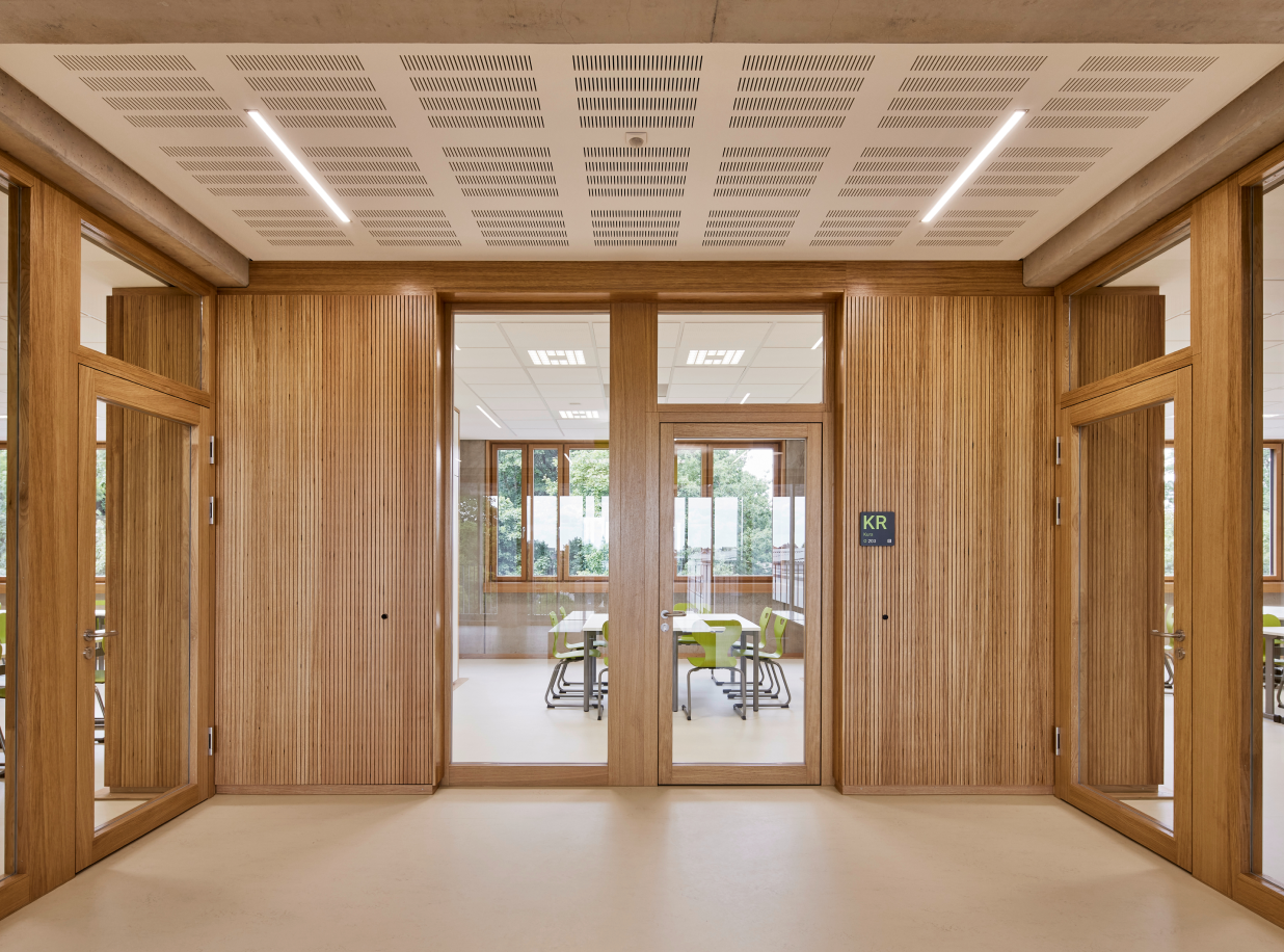 Große Doppeltür aus Holz und Glas mit Blick ins Klassenzimmer des Gymnasiums Löhne.